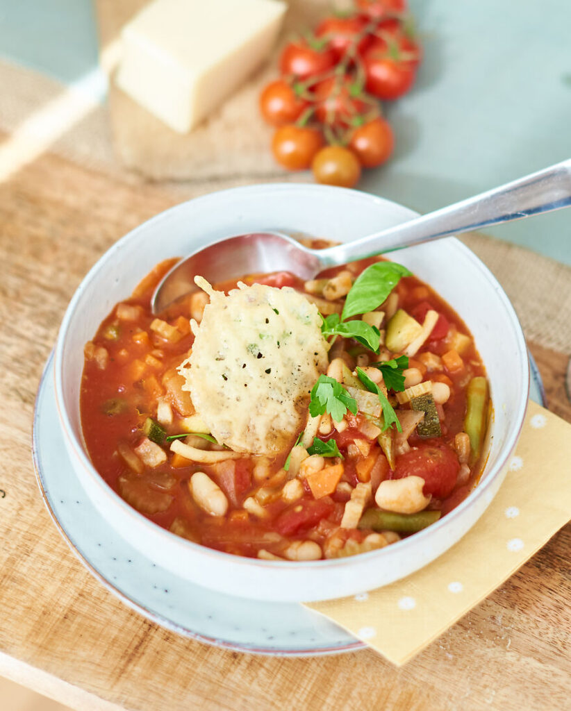 Parmesanrinde in Minestrone