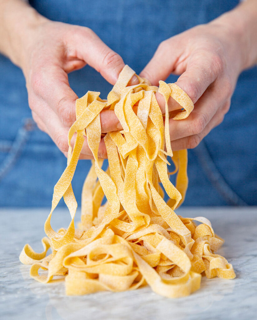 Tagliatte haben eine grobe Textur für die Sauce