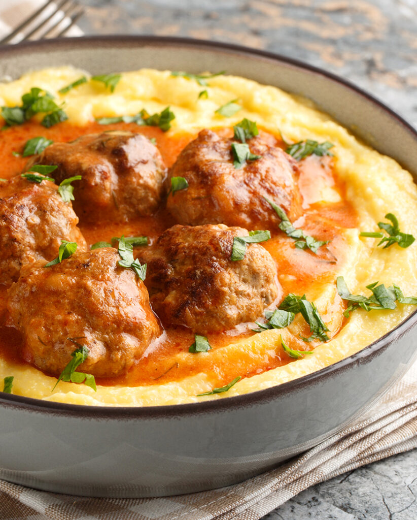 Klassische italienische Frikadellen mit cremiger Polenta 