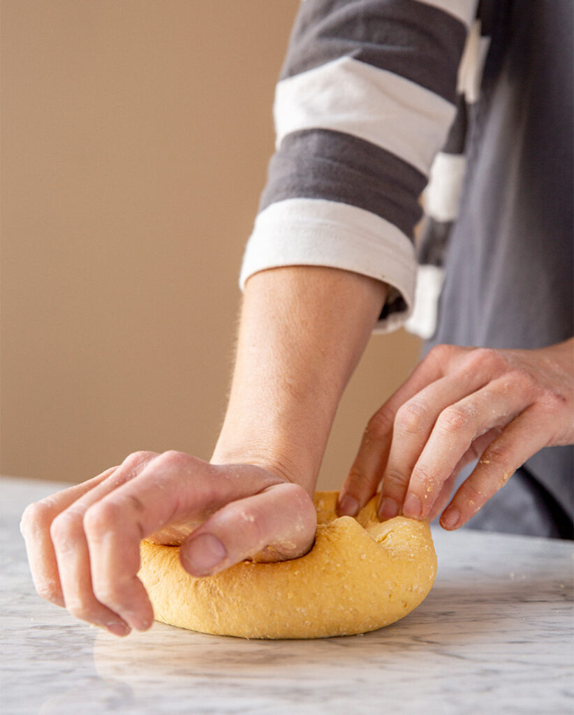 Pasta-Teig zu einer glatten Kugel formen