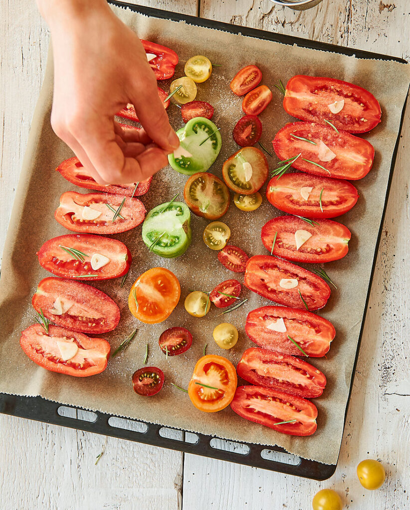 Tomaten zum trocknen salzen