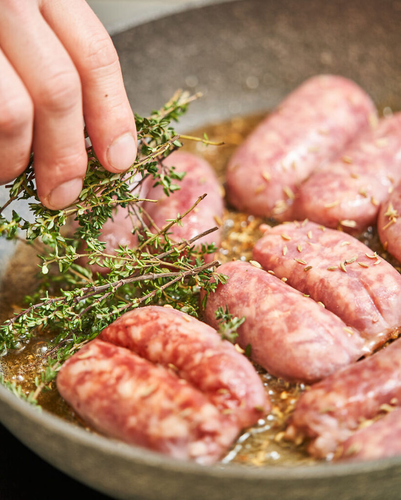 Salsiccia in der Pfanne braten