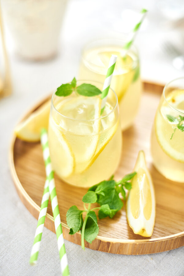 Limoncello Spritz für die Sommerparty zubereiten