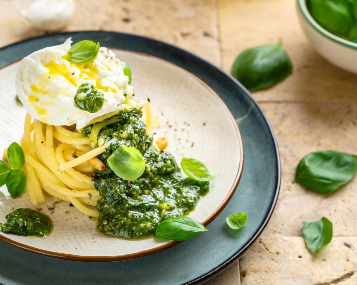 Knallgrünes Basilikumpesto auf goldener Pasta