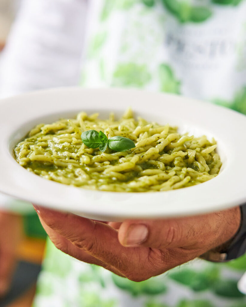 Pesto gehört klassisch zu ligurischen Trofie