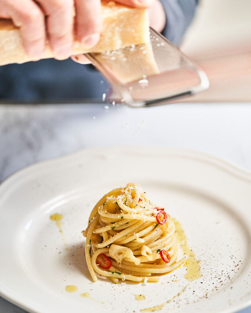 Aglio e Olio mit Parmesan und Petersilie