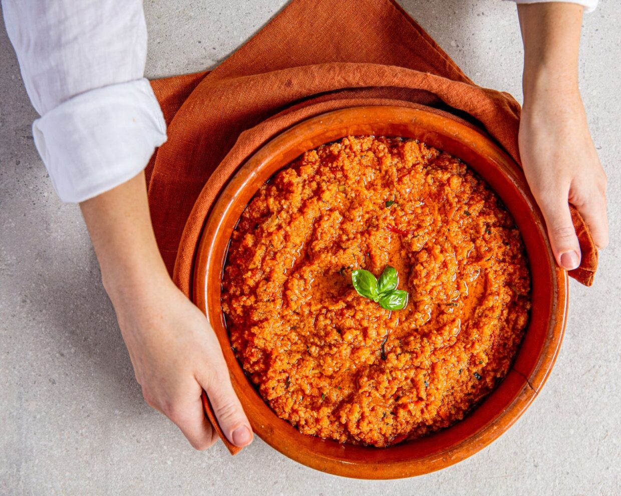 Pappa al pomodoro auf einem Betontisch