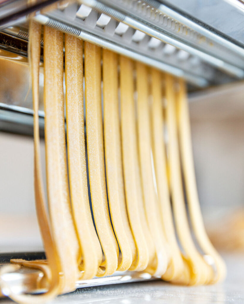 Pasta in die Nudelmaschine geben