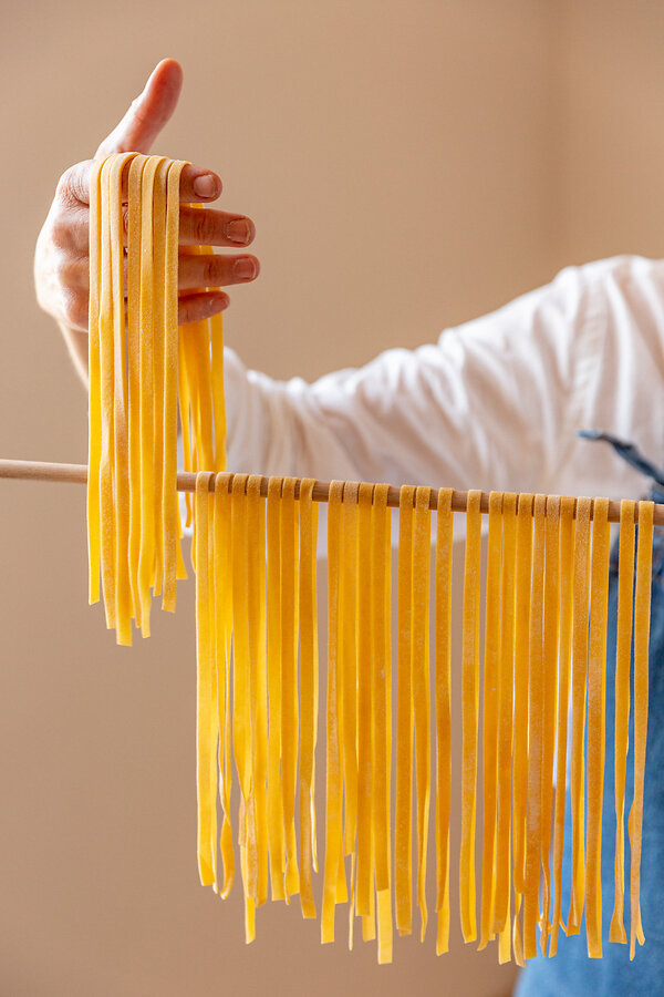 Tagliatelle zum Trocknen aufhängen