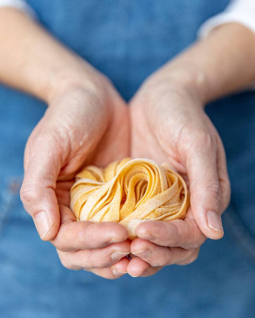 Tagliatelle zu einem Nestchen rollen