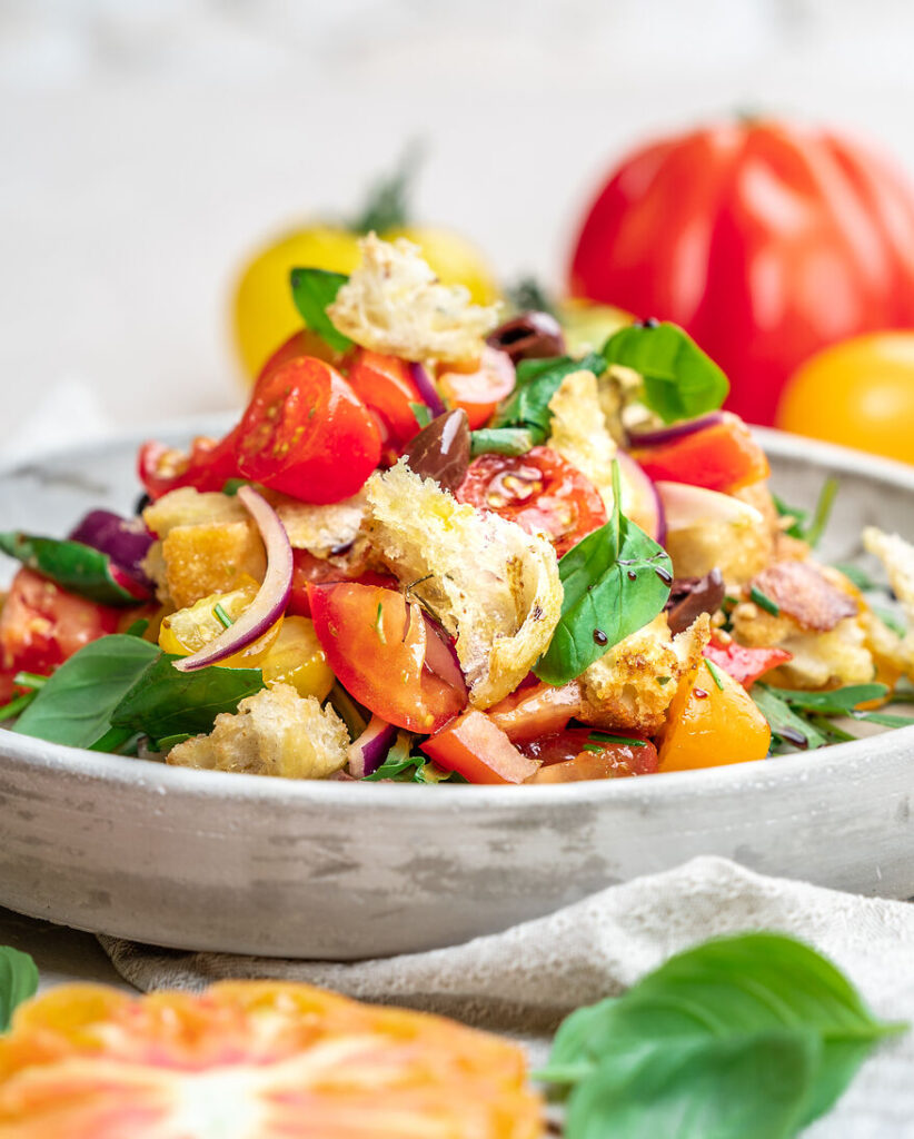 Panzanella hat seine Wurzeln in der ländlichen, toskanischen Küche.