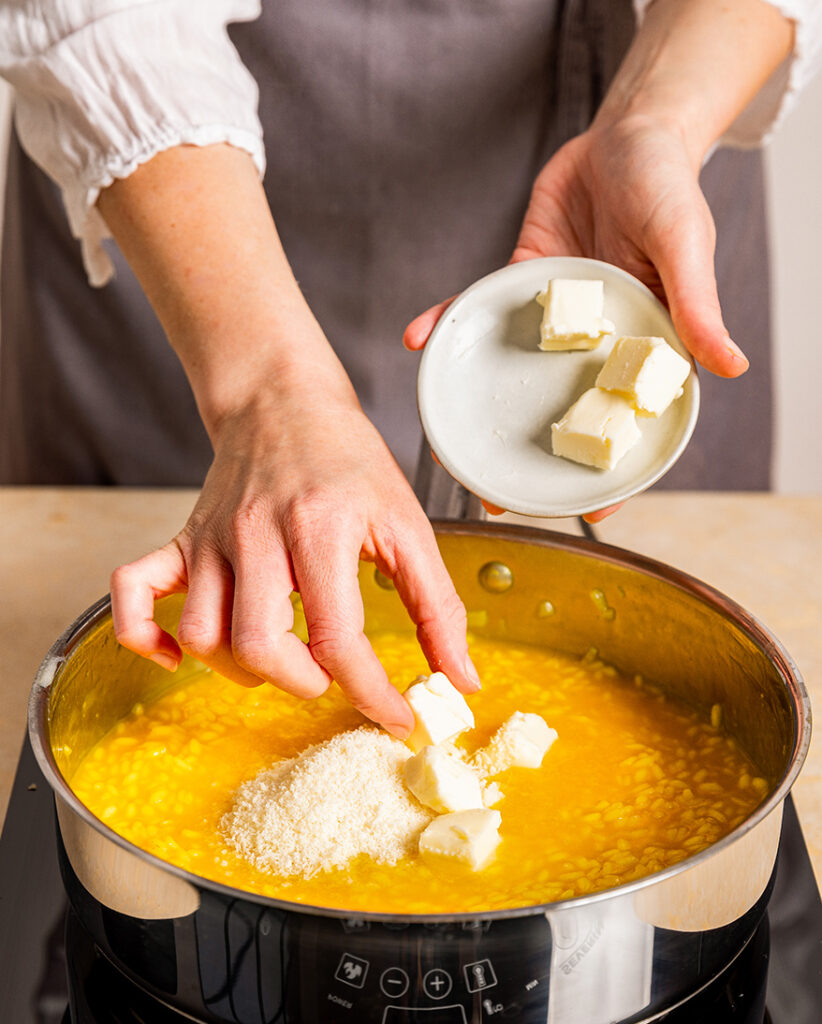 Parmesan und Butter dazu geben