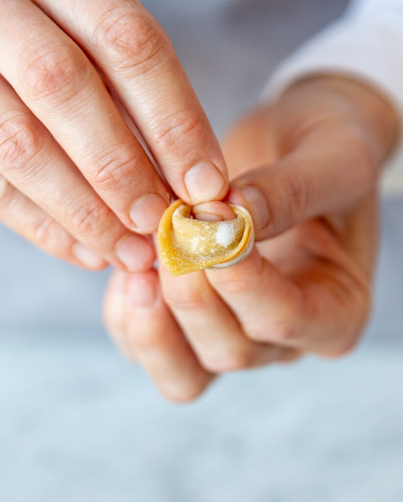 Tortellini mit dem Finger formen