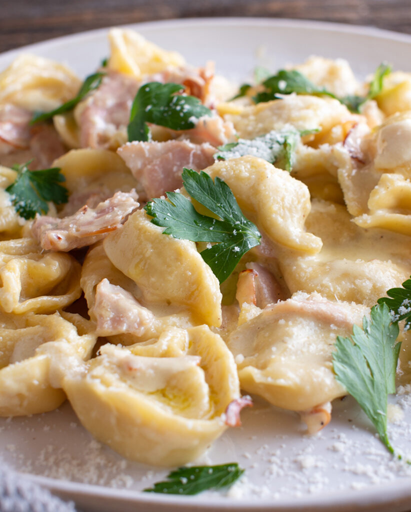 Tortellini mit Sahne und Schinken