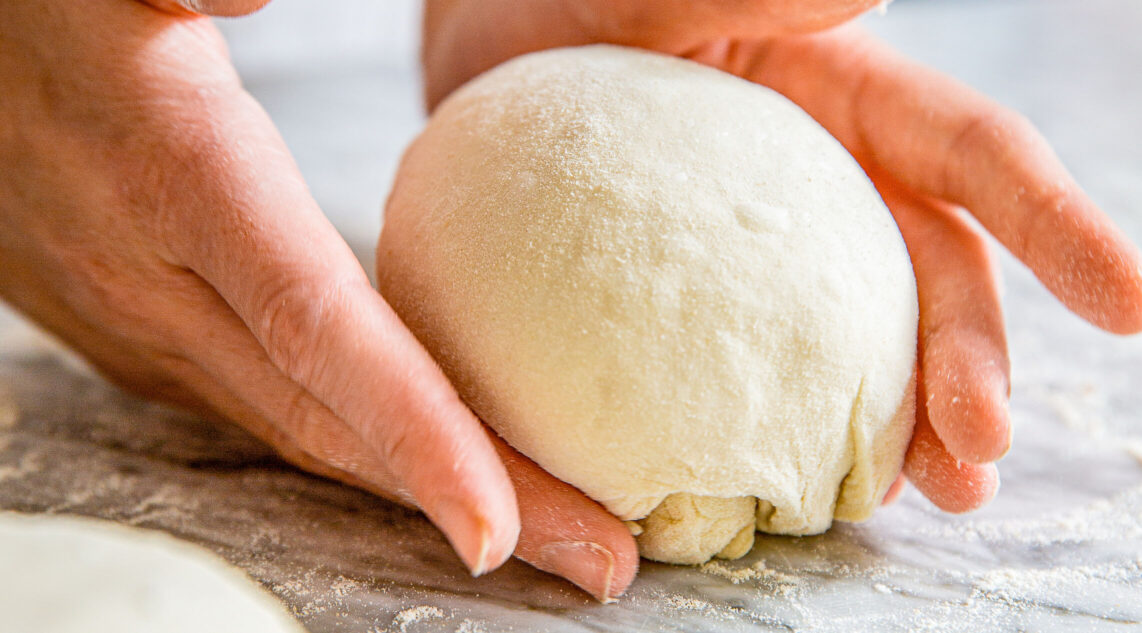 Pizza-Teiglinge formen wie die Profis