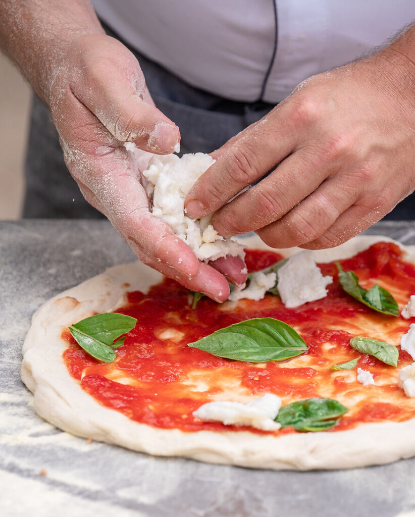 Büffelmozzarella verteilen