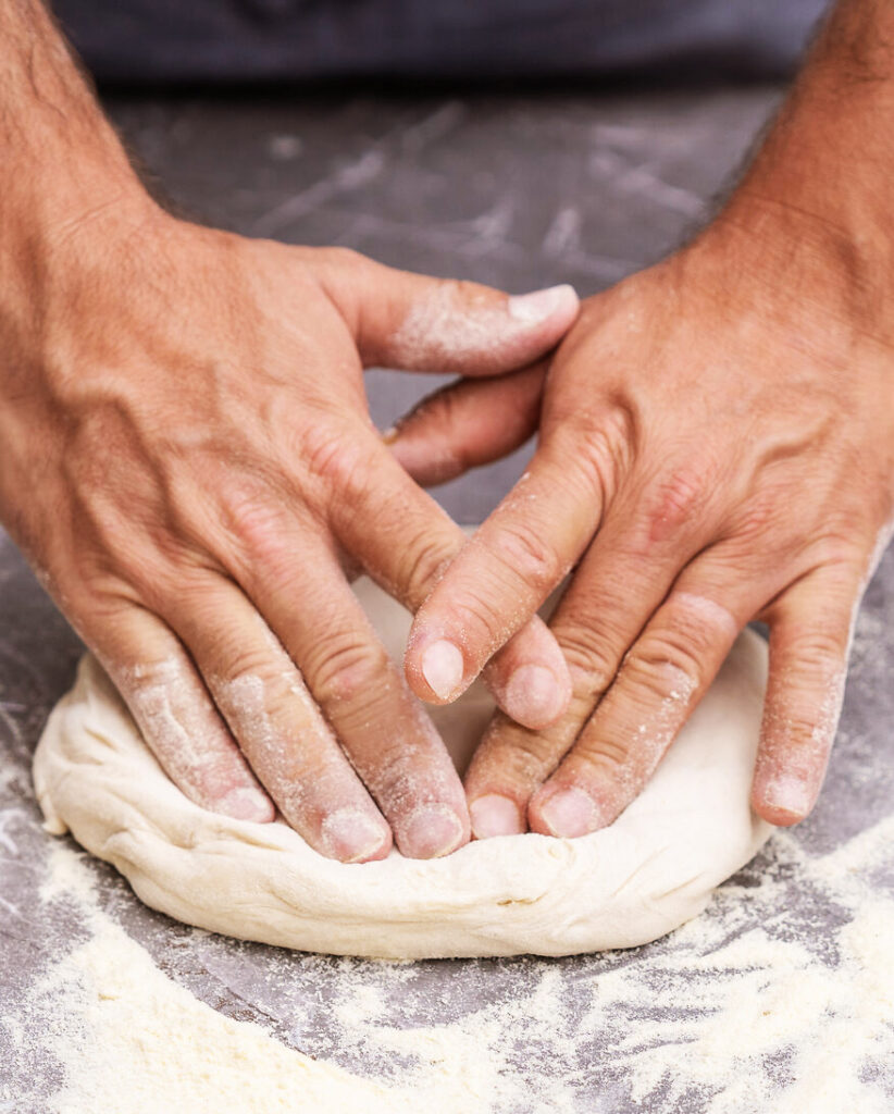 Fingertechnik zum Pizza formen